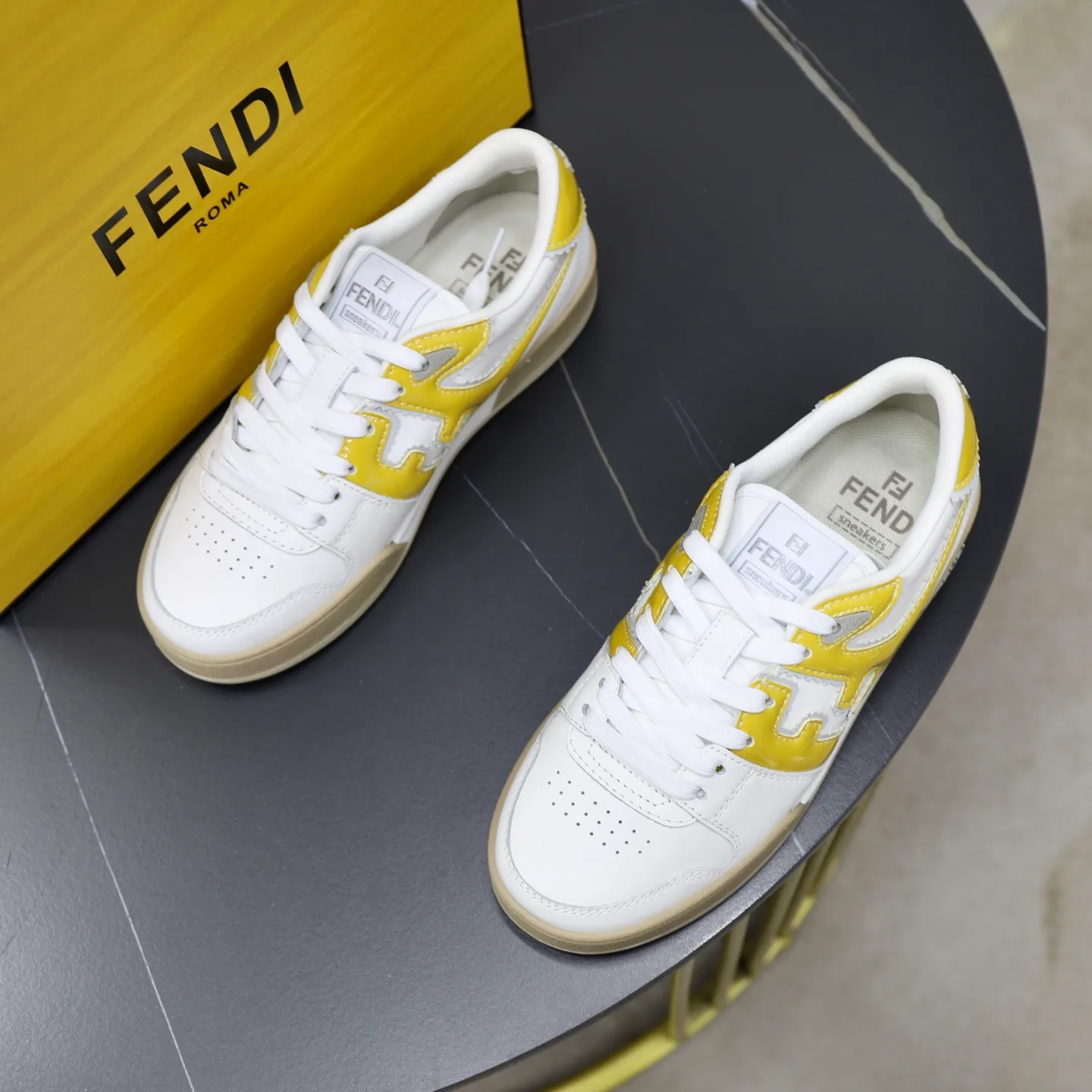 Ex-factory price: 640🔥Couple model (top original order) Brand: FENDI Size: 35-44 (customized for men 38 and 45) Grade: original order quality High version Material: Imported original cowhide stitching ➕ High-quality and comfortable lining Original TPU lightweight anti-slip outsole Style category: Travel fashion casual shoes Versatile trend